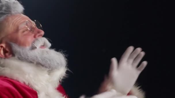 Aktiv jultomte dans till rolig energisk musik, Gott Nytt År, God Jul — Stockvideo