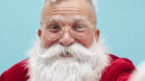 Święty Mikołaj w czerwonym stroju śmiać, marszczyć brwi i uśmiech, wakacje i emocje pojęcie — Wideo stockowe