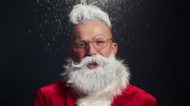 Mutlu yıllar, Mutlu Noeller Noel Baba 'nın kameraya kar üfleyişi.