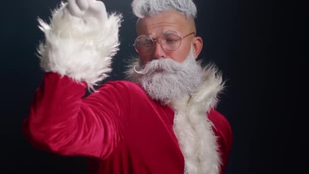 Papai Noel alegre em óculos e terno vermelho com expressão facial engraçada. — Vídeo de Stock