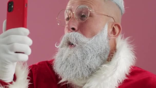 Engraçado Papai Noel desejo Feliz Ano Novo, Feliz Natal feriado usando telefonema — Vídeo de Stock
