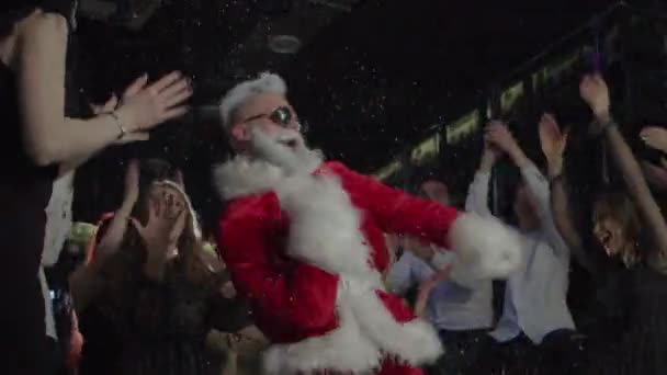 Αστείος παλιός Άγιος Βασίλης διασκεδάζει στο πάρτι στην πίστα για την ενεργητική μουσική. — Αρχείο Βίντεο
