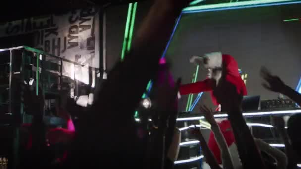 DJ Άγιος Βασίλης παίζει μουσική σε νυχτερινό κέντρο διασκέδασης και απολαμβάνει μεγάλη γιορτή κόμμα. — Αρχείο Βίντεο