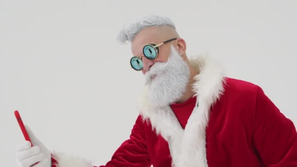 Estilo de vida moderno de Papai Noel elegante, comunicação via videoconferência. — Vídeo de Stock