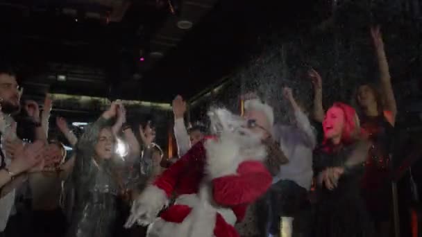 Fiesta festiva en la noche de Año Nuevo de gente divertida bailando, Santa Claus — Vídeo de stock