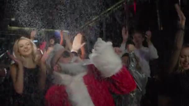 Γιορτή γιορτής την Πρωτοχρονιά των αστείων χορευτών, Άγιος Βασίλης — Αρχείο Βίντεο