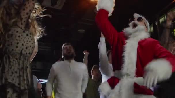 Ομάδα από χαρούμενους ανθρώπους, ο Άγιος Βασίλης χορεύει στο πάρτι κλαμπ, Πρωτοχρονιά γιορτή — Αρχείο Βίντεο