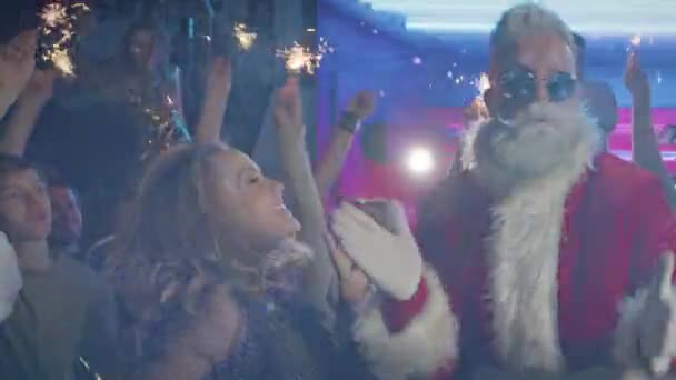 Ευτυχισμένοι άνθρωποι, Άγιος Βασίλης πίνουν αλκοόλ στο μπαρ κλαμπ, Πρωτοχρονιά γιορτή κόμμα — Αρχείο Βίντεο