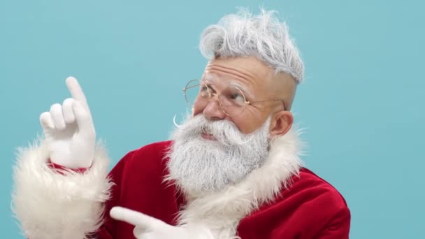 Weihnachtsmann zeigt nach links, rechts, nach unten für Werbefläche, wischen Sie — Stockvideo