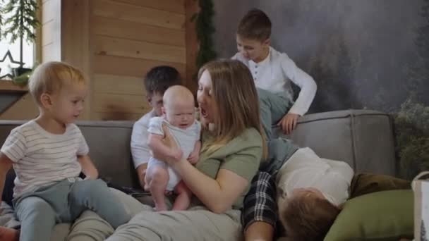 大きな陽気な幸せな家族が一緒に居心地の良いソファに座ってコミュニケーションを取る. — ストック動画