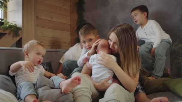 Gran familia alegre feliz sentados juntos en el sofá acogedor y la comunicación. — Vídeos de Stock