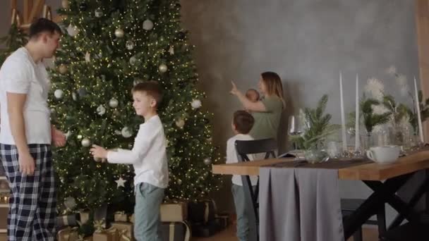 Frohe Silvesterfeier der glücklichen großen Familie im gemütlichen modernen Haus. — Stockvideo