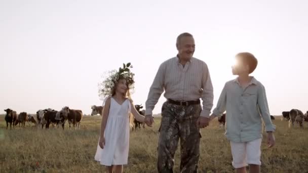 Letni odpoczynek dziadka, wnuka i wnuczki w przyrodzie w wsi. — Wideo stockowe
