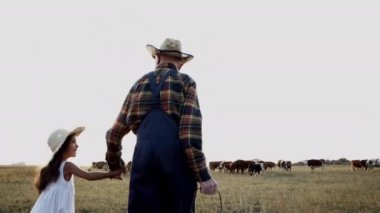 Çiftçi ve şirin küçük torununun sağlıklı kırsal yaşam tarzı..