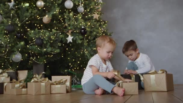 ハッピー男の子一緒にオープン伝統的なギフトボックス、魔法の新年の休日プレゼント — ストック動画