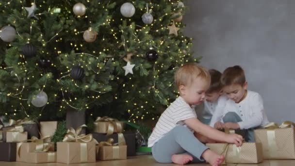 ハッピー男の子一緒にオープン伝統的なギフトボックス、魔法の新年の休日プレゼント — ストック動画