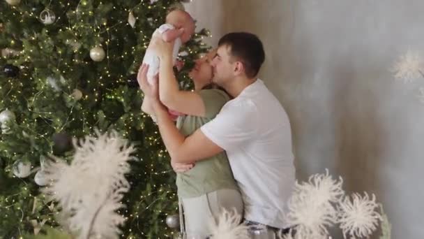 Glücklich liebende zarte Familie feiert gemeinsam Silvester, Weihnachtsbaum — Stockvideo