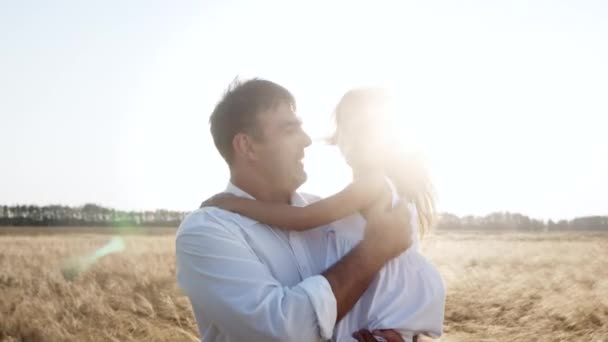 Atractivo padre y encantadora niña caminando a través del prado de verano en la naturaleza. — Vídeo de stock