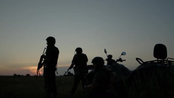 Seitenansicht von Scharfschützen der Spezialeinheiten mit großkalibrigem Gewehr auf der Suche nach Feinden. — Stockvideo
