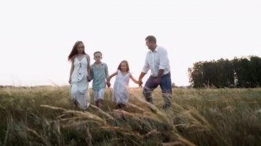 Yaz yürüyüşü ve mutlu bir ailenin dışarıda boş zaman geçirmesinin sağlıklı eğlencesi..