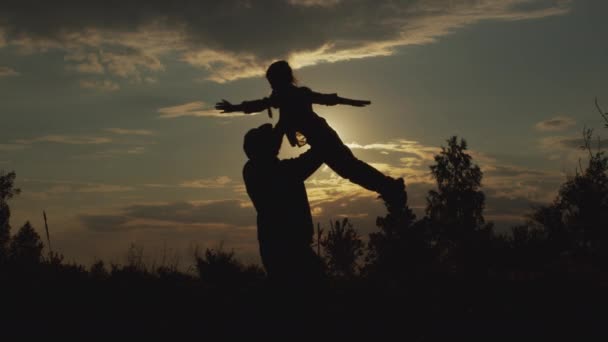 Silhouette Careful Father Circling Lifting Little Lovely Daughter Together Playing — Αρχείο Βίντεο