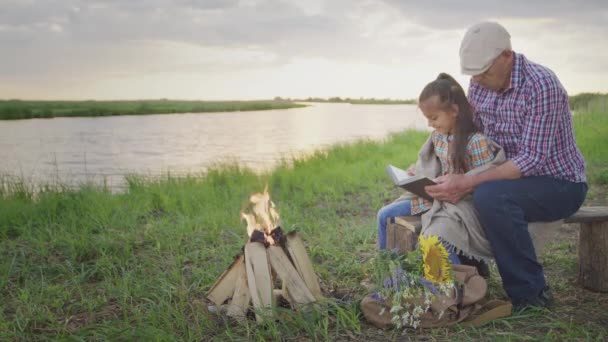 Happy Affectionate Elderly Grandparents Together Hugging Sitting Lake Beach Date — Stockvideo