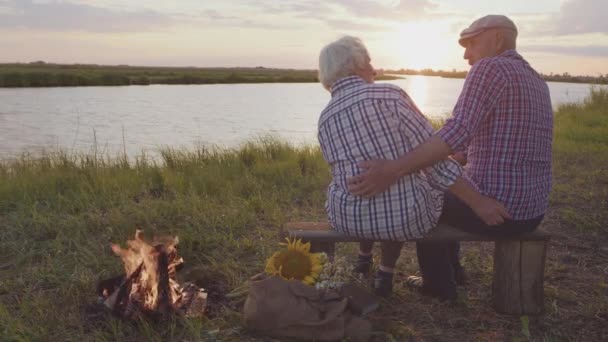 Rear View Two Old Hugging Spouses Sitting Lake Beach Enjoying — Stock videók