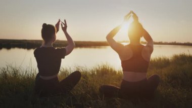Yetişkin bir kadın yoga yapıyor, meditasyon egzersizleri yapıyor, deniz kıyısındaki sahil yolunda yalnız başına duygusal rahatlama için nilüfer pozisyonu alıyor. Sağlıklı vücut için zihinsel rahatlama, derin keyif, sağlık.