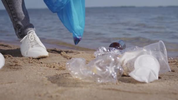 Dedicated Female Volunteer Cleans Area Sandy River Beach Picking Plastic — Stok video