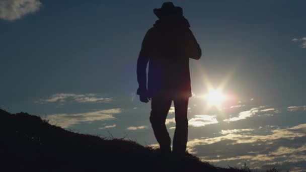 Dark Silhouette Man Hat Going Uphill Enjoying Hiking Rural Area — Αρχείο Βίντεο