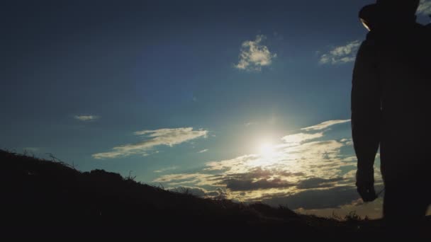 Sportive Man Walks Highland Bright Back Sunset Light Exploring Wild — Vídeo de stock