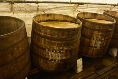 Bira, ürün kalitesini korumak için eski bir meşe fıçısı bira fabrikasında demleniyor.