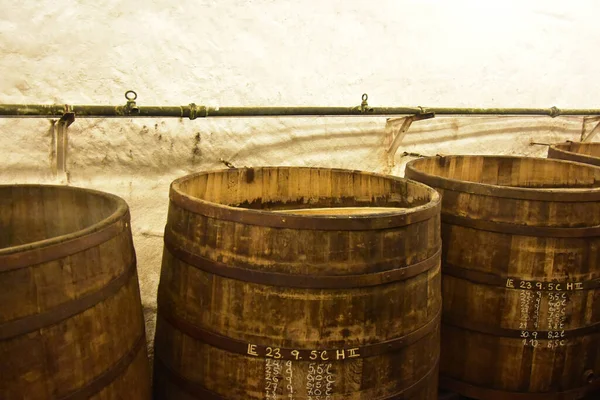 Cerveja Sendo Fabricado Uma Antiga Cervejaria Barril Carvalho Para Manter — Fotografia de Stock