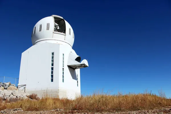 Observatorio Contra Cielo Azul Observatorio Orilla Lago Artificial — Foto de Stock