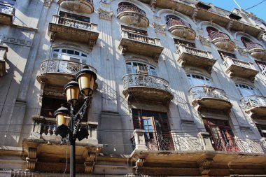 Binanın ön cephesinde koloni tarzı pencereler ve balkonlar var. Santo Domingo, Dominik Cumhuriyeti