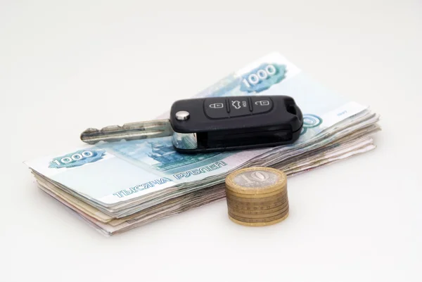 Pilha de dinheiro, chave de automóvel e moedas — Fotografia de Stock