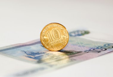 bir sikke üzerinde banknot