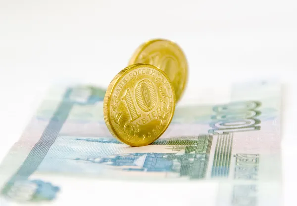 Ein paar Münzen auf einer Banknote — Stockfoto