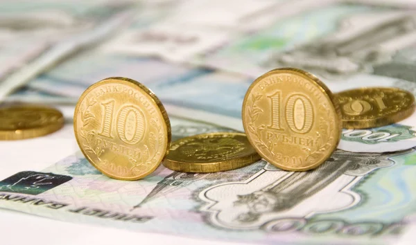 Pareja de monedas y billetes — Foto de Stock