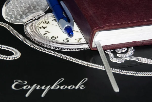 Copybook negro, pluma y diario —  Fotos de Stock