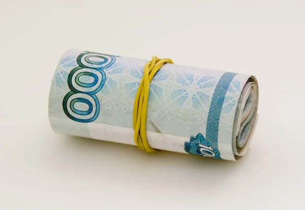 Рулон денег с резиновой лентой — стоковое фото