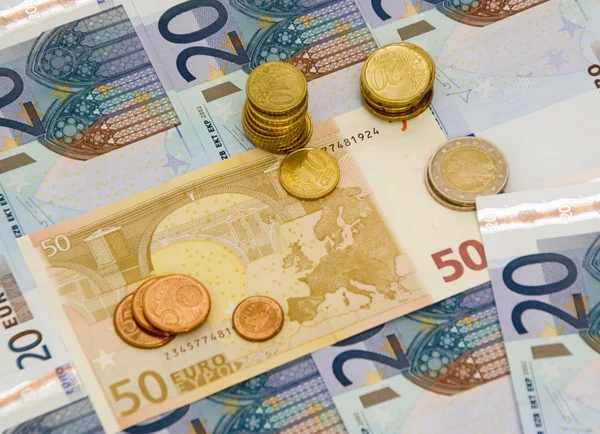 Евро монеты и банкноты — стоковое фото