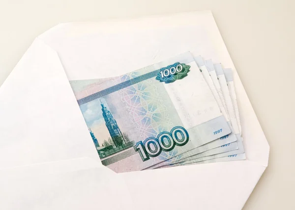 Witte envelop met geld — Stockfoto