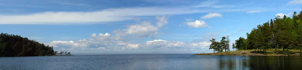 Lago selvagem no verão — Fotografia de Stock