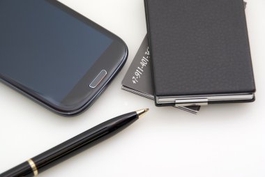 telefon, kartlar, kalem. her şeyi siyah renk