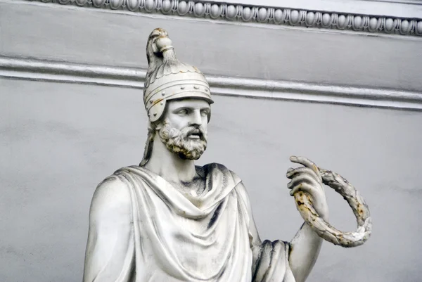 Statue in the ancient helmet in Saint-Petersburg — Stock Photo, Image