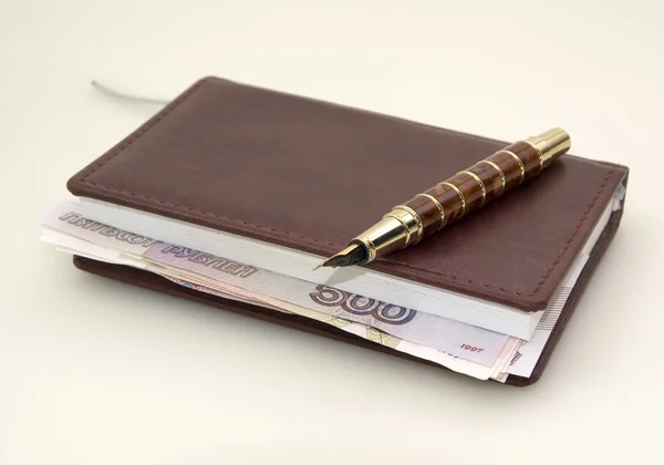 Rublo dinheiro dentro do diário, e caneta nele — Fotografia de Stock