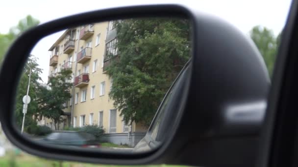 Автомобили в зеркале — стоковое видео