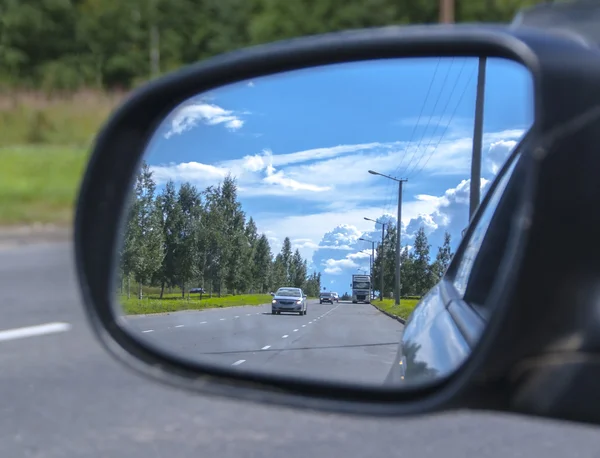 Spiegelung im Seitenspiegel des Autos — Stockfoto