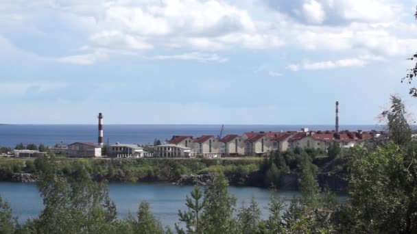 Der Blick auf die Hütten am Ufer des Sommersees — Stockvideo